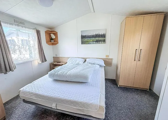 6 Berth Staycation Caravan Nearby Clacton-On-Sea In Essex Ref 26254E